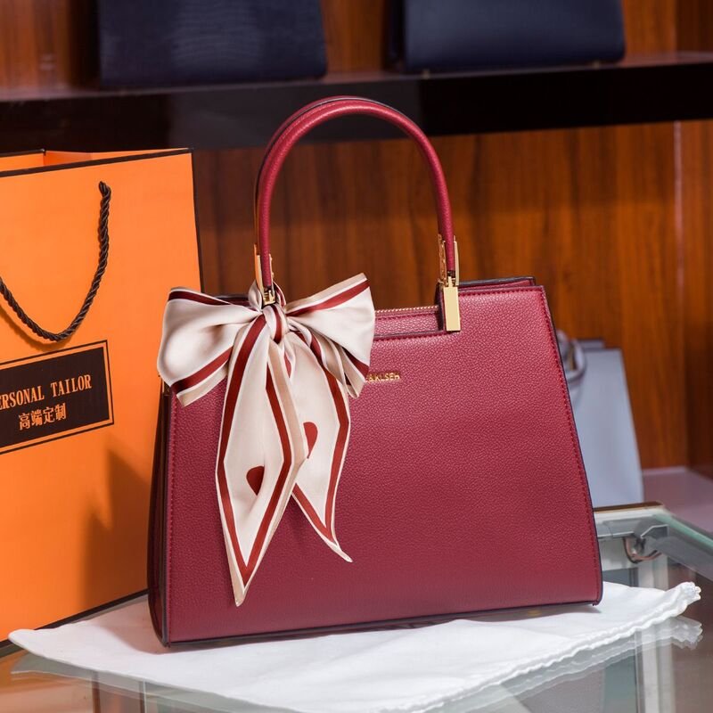 Stylish And Elegant Handbag For Woman (2) Stylish And Elegant Handbag For Woman (2)