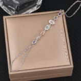 Silver colored diamond variant of the finger bracelet highlighting the link chain